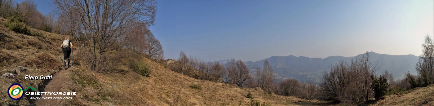 22 Salendo da Sonzogno per il Rif. Monte Zucco con vista verso il Canto Alto.jpg